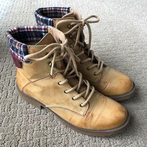 Rampage Sz 9 Camel Colored Boots w/ Flannel Detail